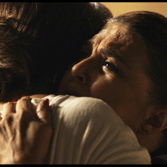 Bibi (Juliana Paes) é absolvida da acusação de associação ao tráfico, e Aurora (Elizângela) abraça a filha, emocionada, na novela 'A Força do Querer'