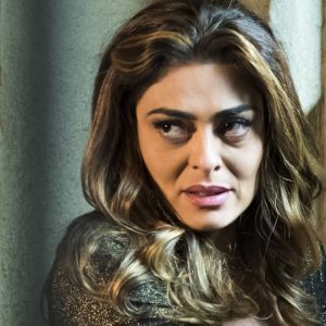 Bibi (Juliana Paes) decide se entregar à polícia e confessar que incendiou restaurante, na novela 'A Força do Querer', em 19 de outubro de 2017