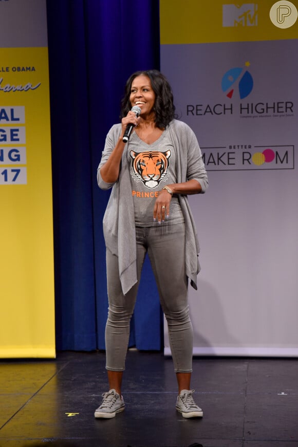 Michelle Obama surpreendeu ao cantar e dançar durante gravação de rap na Casa Branca para promover o ensino superior para jovens americanos