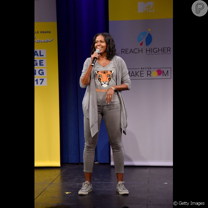  Michelle Obama surpreendeu ao cantar e dançar durante gravação de rap na Casa Branca para promover o ensino superior para jovens americanos 