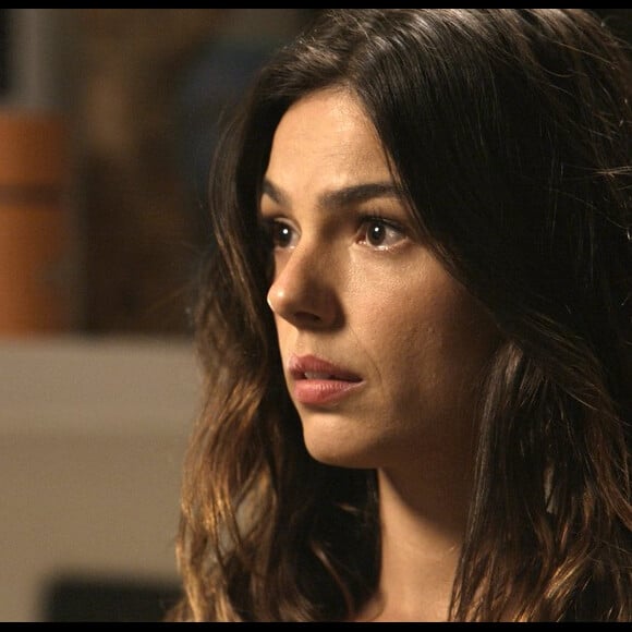 Ritinha (Isis Valverde) procura abrigo na casa de Aurora (Elizângela), na novela 'A Força do Querer'