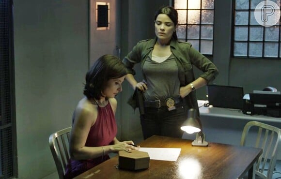 Antônia (Vanessa Giácomo) prende Cíntia (Bruna Spínola), na novela 'Pega Pega'
