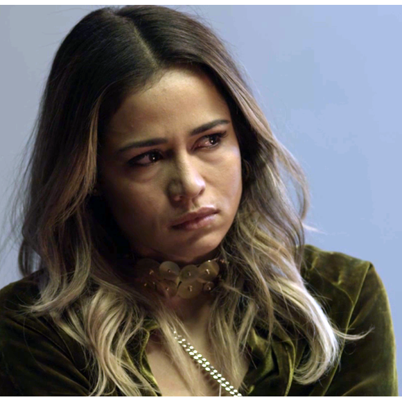 Sandra Helena (Nanda Costa) oferece dinheiro a Mônica (Julia Lund) para ajudá-la a fugir da prisão, na novela 'Pega Pega'