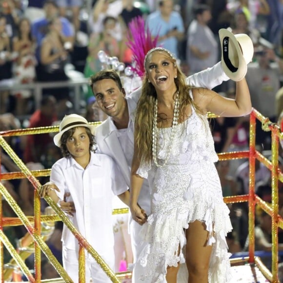 Neste ano, Ivete Sangalo dançou na comissão de frente da Grande Rio e voltou para o final do desfile para subir no último carro com sua família