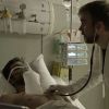 Zeca (Marco Pigossi) piora, e um enfermeiro dá o alerta de emergência, na novela 'A Força do Querer'