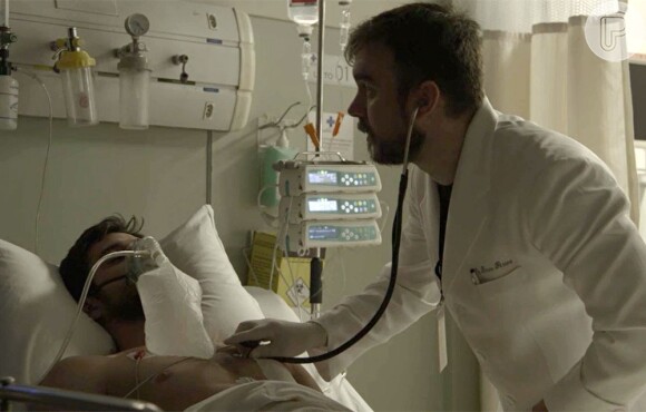 Zeca (Marco Pigossi) piora, e um enfermeiro dá o alerta de emergência, na novela 'A Força do Querer'