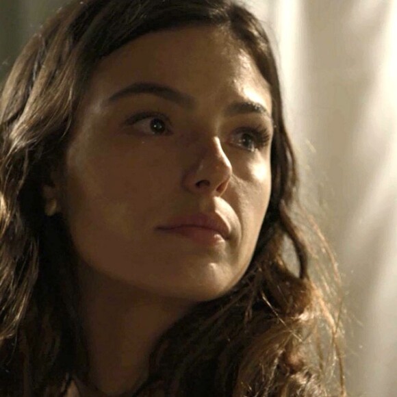 Ritinha (Isis Valverde) vai ao hospital ver Zeca (Marco Pigossi) ao saber que ele está fora de pergio, na novela 'A Força do Querer'