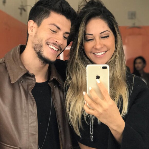 Arthur Aguiar e Mayra Cardi tem a senha do telefone um do outro