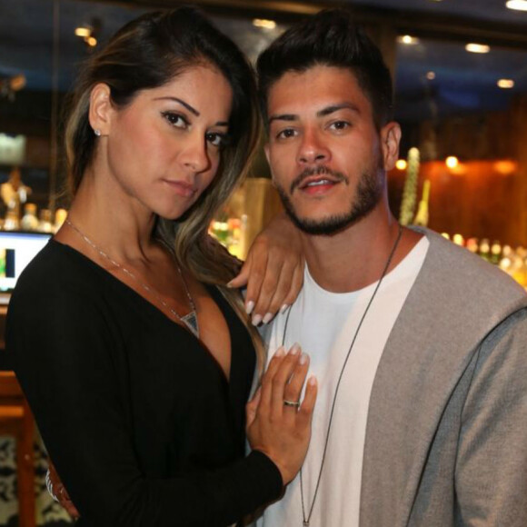 Arthur Aguiar e Mayra Cardi responderam a perguntas dos fãs sobre o relacionamento