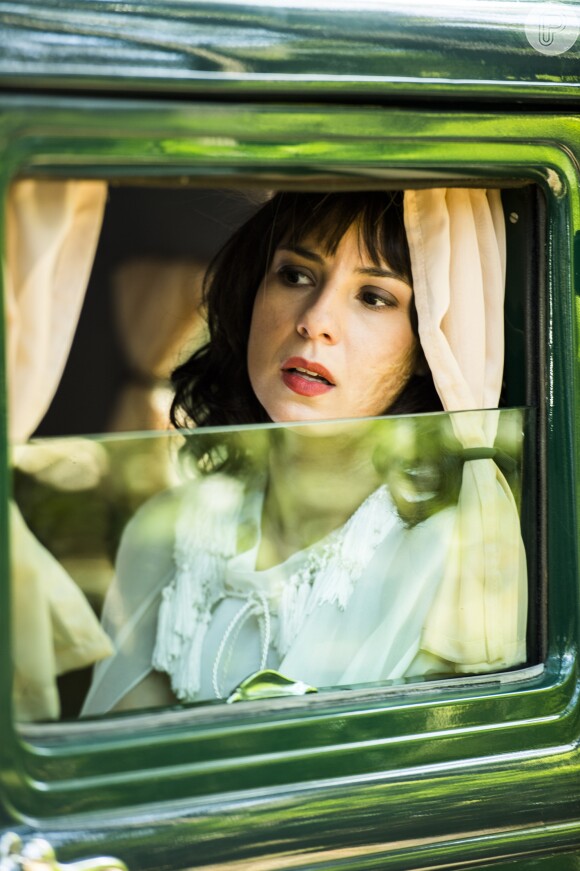 Lucinda (Andreia Horta) está voltando da consulta com uma vidente quando vê um homem caído na estrada, na novela 'Tempo de Amar'