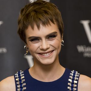 Cara Delevingne complementou o visual com brincos prateados e dourados