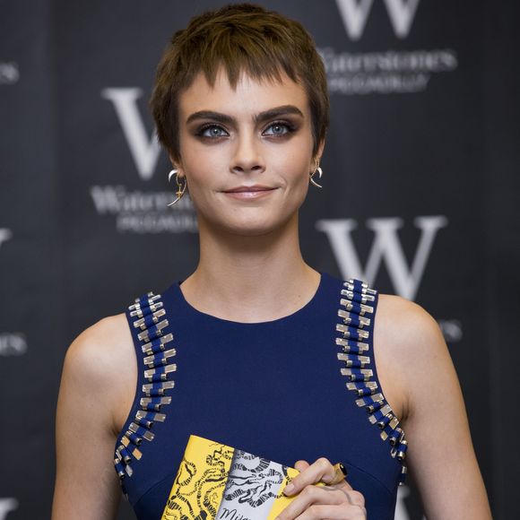 Cara Delevingne autografou exemplares de seu romance 'Mirror, Mirror' na livraria Waterstones Piccadilly, nesta quarta-feira, 4 de outubro de 2017