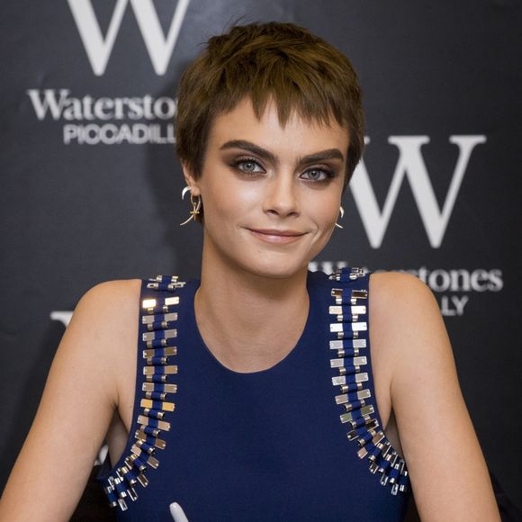Cara Delevingne foi fotografada com o novo visual no evento de autógrafos de seu primeiro livro, 'Mirror, Mirror', nesta quarta-feira, 4 de outubro de 2017