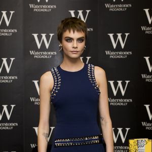 Para o evento de autógrafos, Cara Delevingne apostou em um vestido azul-marinho com aplicações metálicas e sapatos pretos com tachas