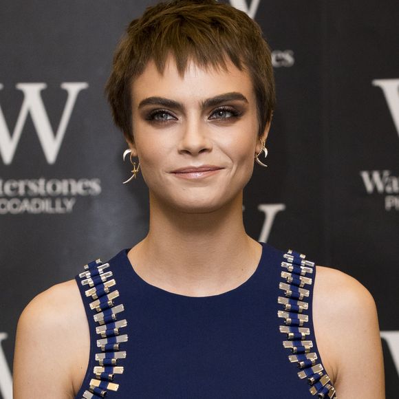 Cara Delevingne surpreendeu os fãs ao aparecer com os fios castanhos no evento de autógrafos de seu livro, nesta quarta-feira, 4 de outubro de 2017