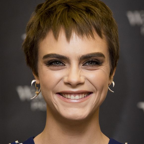 Após raspar a cabeça, Cara Delevingne apareceu com os fios recém-crescidos morenos nesta quarta-feira, 4 de outubro de 2017