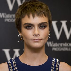 Cara Delevingne exibiu o cabelo castanho nesta quarta-feira, 4 de outubro de 2017