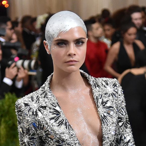 No MET Gala 2017, também em maio, Cara Delevingne cobriu a cabeça raspada com tinta prateada e cristais