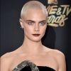 Cara Delevingne também já raspou os cabelos e exibiu o look careca no MTV Movie and TV Awards 2017, em maio
