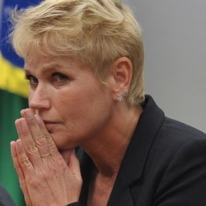 Xuxa Meneghel defendeu a Lei Menino Bernardo em transmissão ao vivo no Facebook