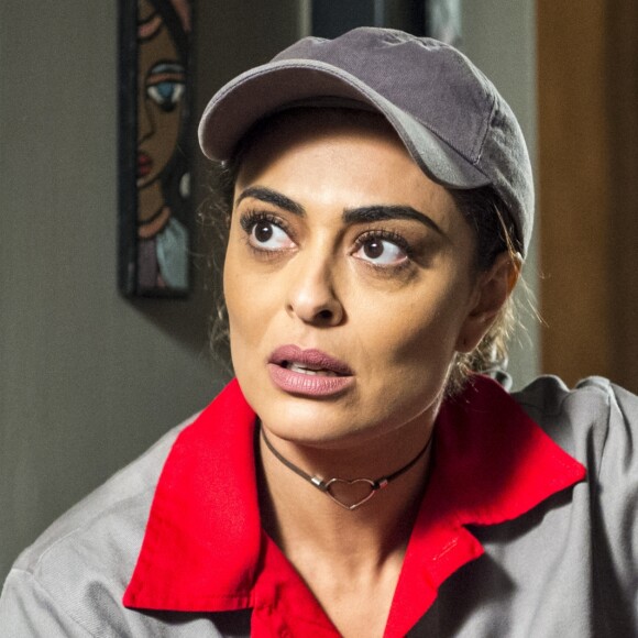 Bibi (Juliana Paes) diz a Aurora (Elizângela) que vai fazer faxina para conseguir ter como pagar as contas e o colégio do filho, na novela 'A Força do Querer'
