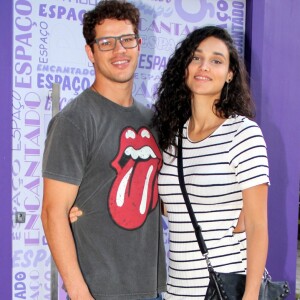Casada com José Loreto, Débora Nascimento está grávida de 3 meses de Bella e já está com barriguinha aparente