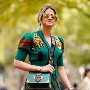 Thássia Naves exibiu o mesmo look de Isabella Santoni no desfile da Miu Miu, na Semana de Moda de Paris, na última terça-feira, 3 de outubro de 2017