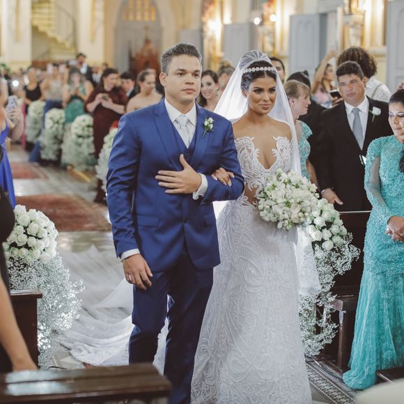 Ex-BBB Munik Nunes usou um vestido de R$ 40 mil assinado pela estilista Solange Sahdo