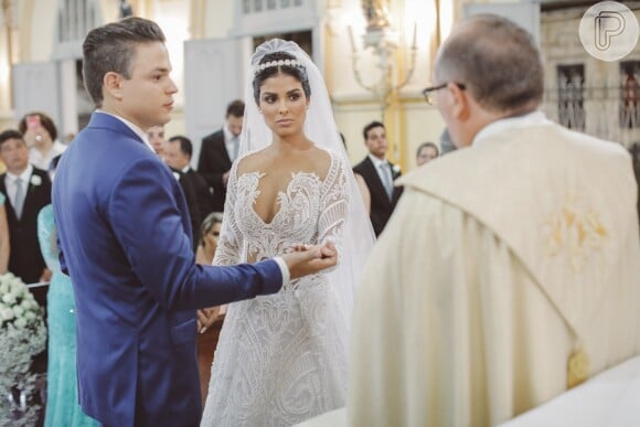 Ex-BBB Munik Nunes se casou na terça-feira, 3 de outubro de 2017, em Fortaleza, com o empresário cearense Anderson Felício