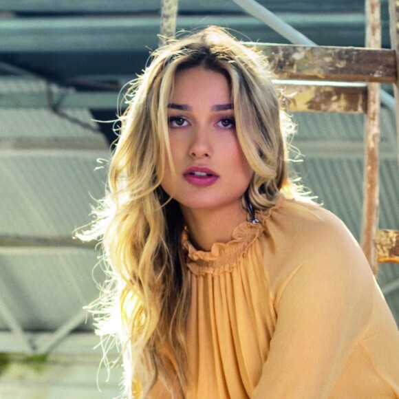 Na foto publicada por Jacques Dequeker, Sasha Meneghel usou vestido com decotes e fenda que deixou suas pernas à mostra
