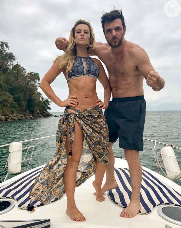 Paolla Oliveira mostrou barriga tanquinho em foto com Rodrigo Lombardi e ganhou elogios dos fãs na quarta-feira, 4 de outubro de 2017