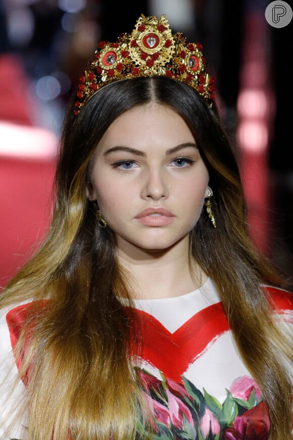 Thylane Blondeau cruzou a passarela com os cabelos soltos e uma coroa na cabeça na Semana de Moda de Milão