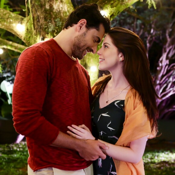 Cecília (Bia Arantes) conta para Fabiana (Karin Hils) que foi beijada por Gustavo (Carlo Porto) durante a viagem para o casamento de Estefânia (Priscila Sol) na novela 'Carinha de Anjo'