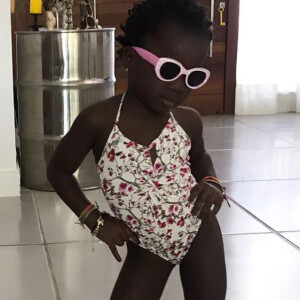 Giovanna brincou ao ver a foto da filha, Títi: 'E as poses??? Cris Ellen, estamos ferradas com nossas mini top models'