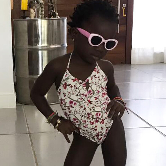 Giovanna brincou ao ver a foto da filha, Títi: 'E as poses??? Cris Ellen, estamos ferradas com nossas mini top models'