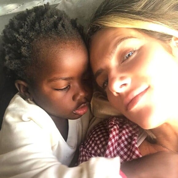 Giovanna Ewbank, longe da filha, Títi, se derreteu ao mostrar uma foto dela antes de entrar na piscina