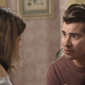 Júlio (Thiago Martins) diz a Cíntia (Bruna Spínola) que não vai falar nada para não envolvê-la ainda mais no roubo, e ela decide terminar o namoro com ele, na novela 'Pega Pega'