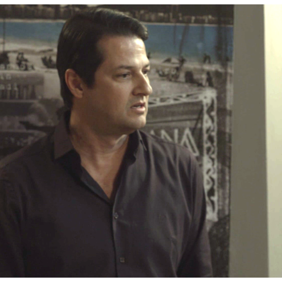 Malagueta (Marcelo Serrado) acaba falando que foi o cabeça do roubo e Júlio (Thiago Martins) grava a declaração, na novela 'Pega Pega'