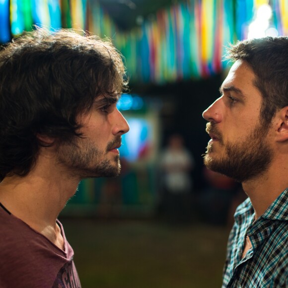 Zeca (Marco Pigossi) e Ruy (Fiuk) se enfrentam no tribunal para disputar a guarda de Ruyzinho (Lorenzo Souza), mas descobrem ligação do passado e decidem parar de brigar, no final da novela 'A Força do Querer'