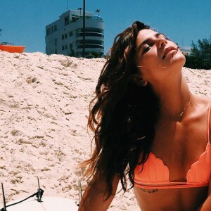 Fã de praia, Mariana também publica cliques de biquíni nas redes sociais