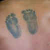 Questionado por Zeca Camargo sobre sua tatuagem, Thiago Rodrigues levantou a blusa e mostrou os dois pés de seu filho, Gabriel, desenhados em suas costas