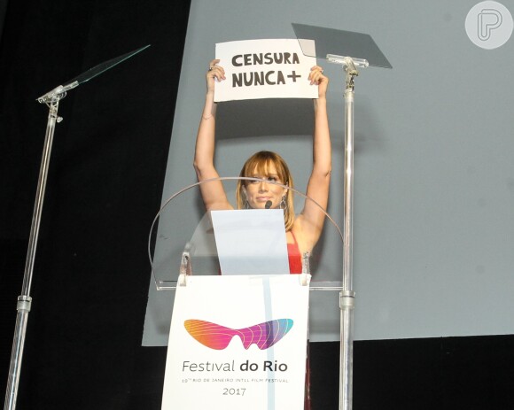 Mariana Ximenes levantou o cartaz contra censura no palco do Festival do Rio
