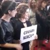Ao lado da filha, Julia Anquier, Debora Bloch segurou um cartaz escrito 'Censura Nunca +' na abertura do Festival do Rio