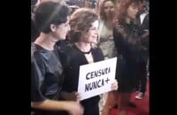 Ao lado da filha, Julia Anquier, Debora Bloch segurou um cartaz escrito 'Censura Nunca +' na abertura do Festival do Rio