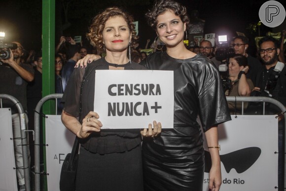 Debora Bloch levantou o cartaz ao lado da filha, Julia Anquier, na abertura do Festival do Rio, na quinta-feira, 5 de outubro de 2017