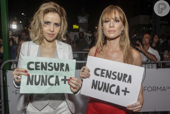 Leona Cavalli e Mariana Ximenes posaram com o cartaz de 'Censura Nunca +' na abertura do Festival do Rio, na quinta-feira, 5 de outubro de 2017