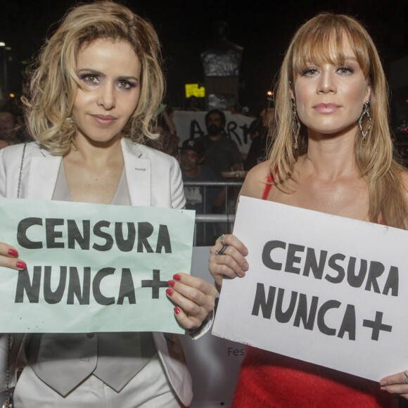 Leona Cavalli e Mariana Ximenes posaram com o cartaz de 'Censura Nunca +' na abertura do Festival do Rio, na quinta-feira, 5 de outubro de 2017