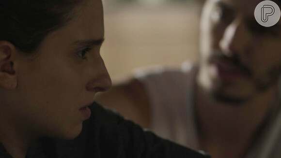 Ivan (Carol Duarte), com medo de assumir sua nova identidade para o ex-namorado, foge para evitar o encontro