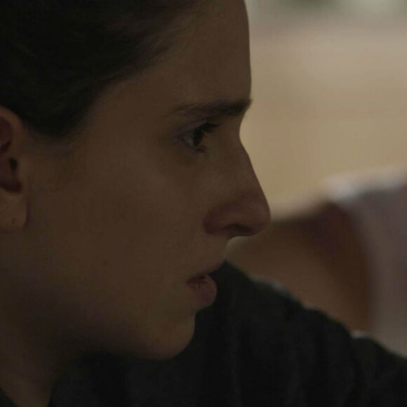 Ivan (Carol Duarte), com medo de assumir sua nova identidade para o ex-namorado, foge para evitar o encontro