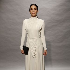 Tainá Müller complementou o vestido da grife Egrey com sandálias nude e clutch preta para o lançamento de 'O Outro Lado do Paraíso', próxima novela das nove da TV Globo